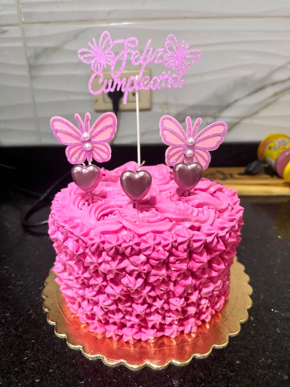 Bolo pequeno de chocolate e morango