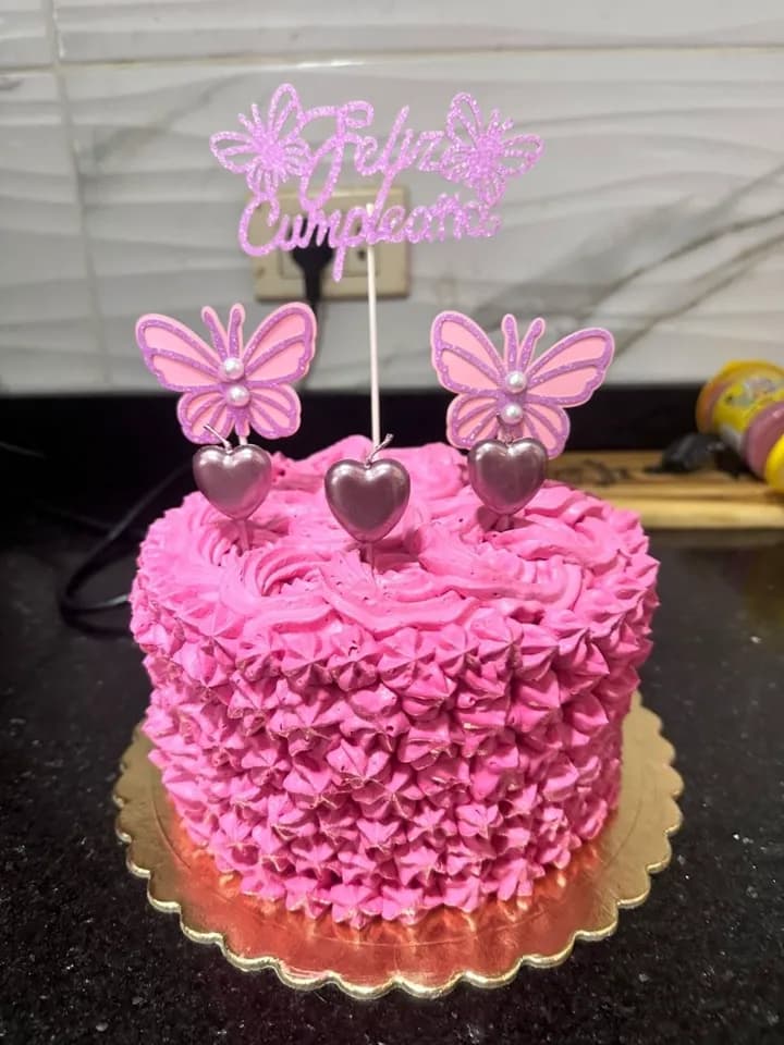 Bolo pequeno de chocolate e morango