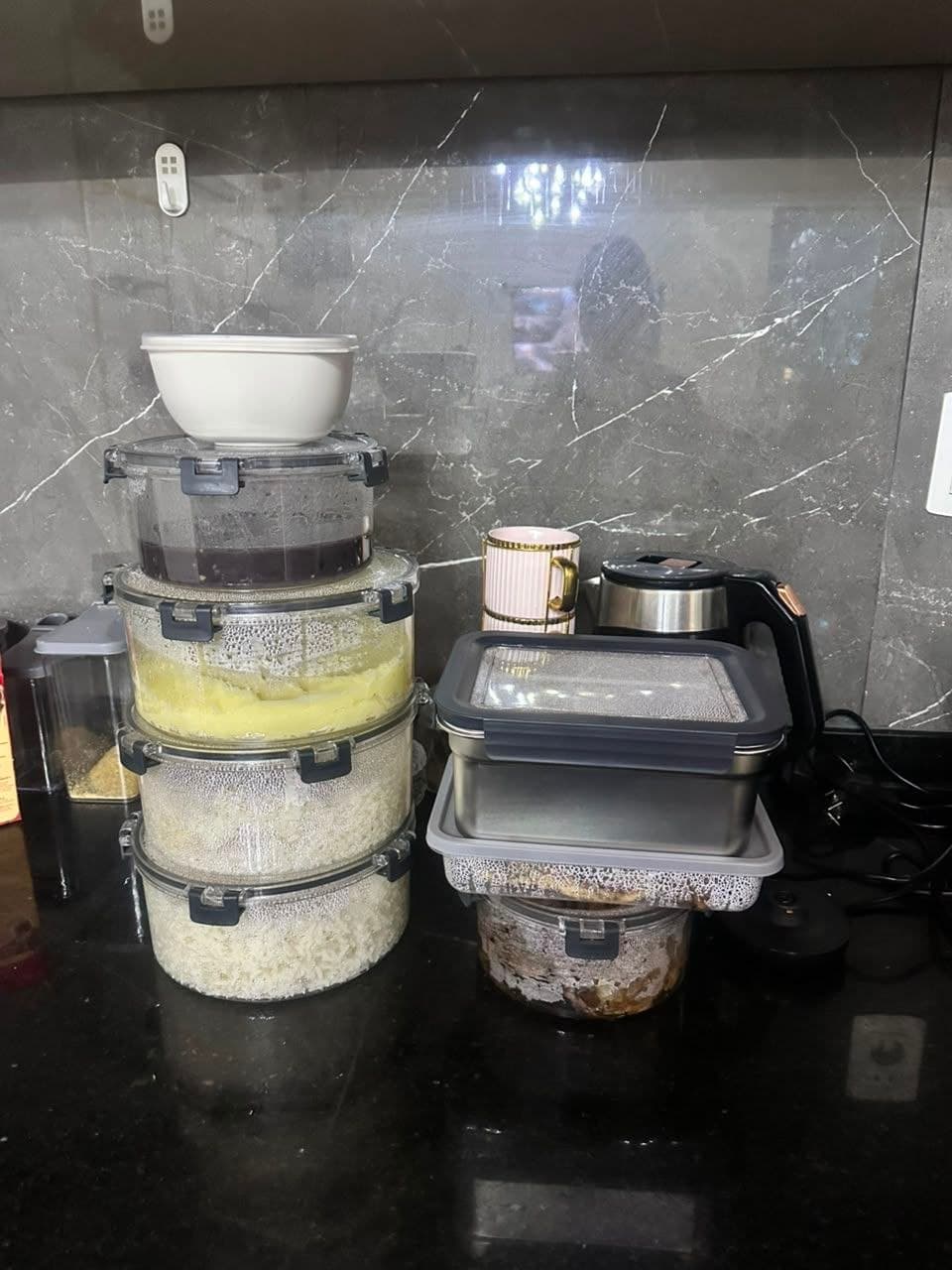 Comidas caseiras organizadas em potes