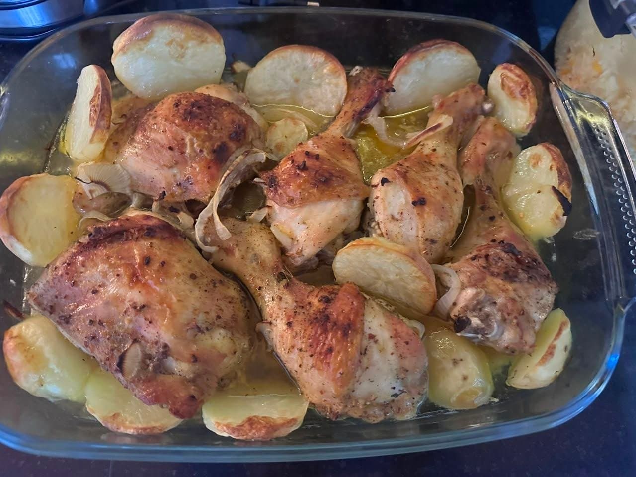 Coxa e sobrecoxa de frango assadas com batatas