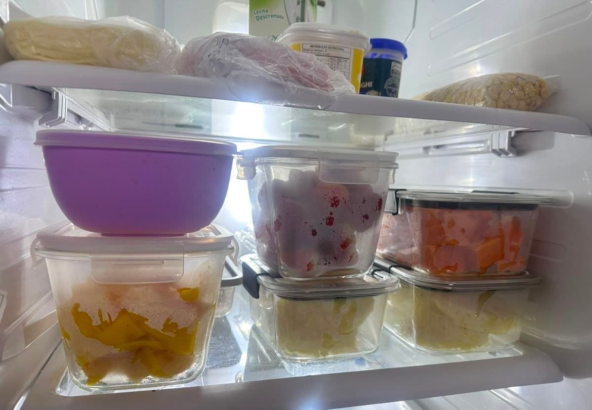 Frutas limpas e cortadas organizadas em potes